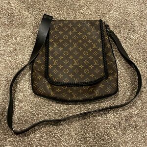 Amazing condition!! Louis Vuitton Vintage Boho Bag